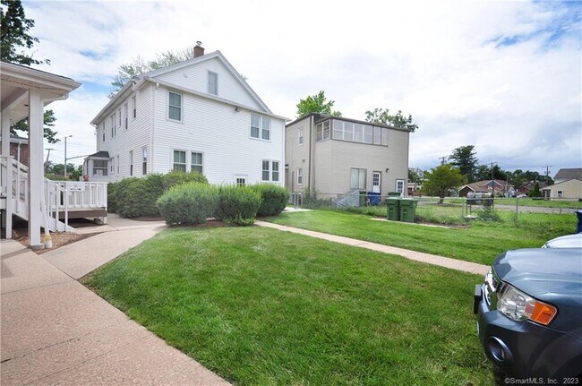 Building Photo - 10 Poquonock Ave