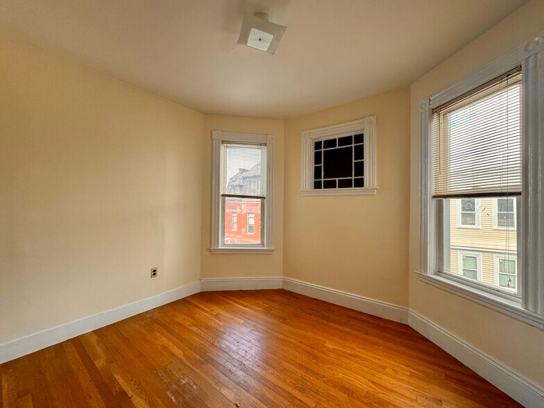 Building Photo - 144 Hillside St