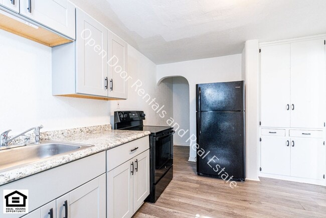 Building Photo - 603 N Van Buren St