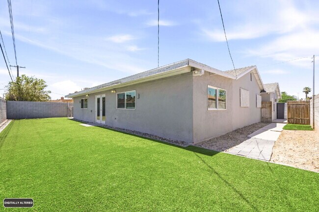 Building Photo - 2013 Las Verdes St