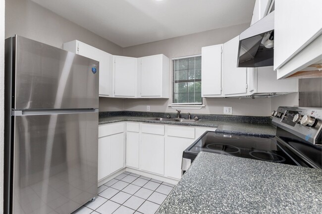 Building Photo - 927 W Formosa Blvd
