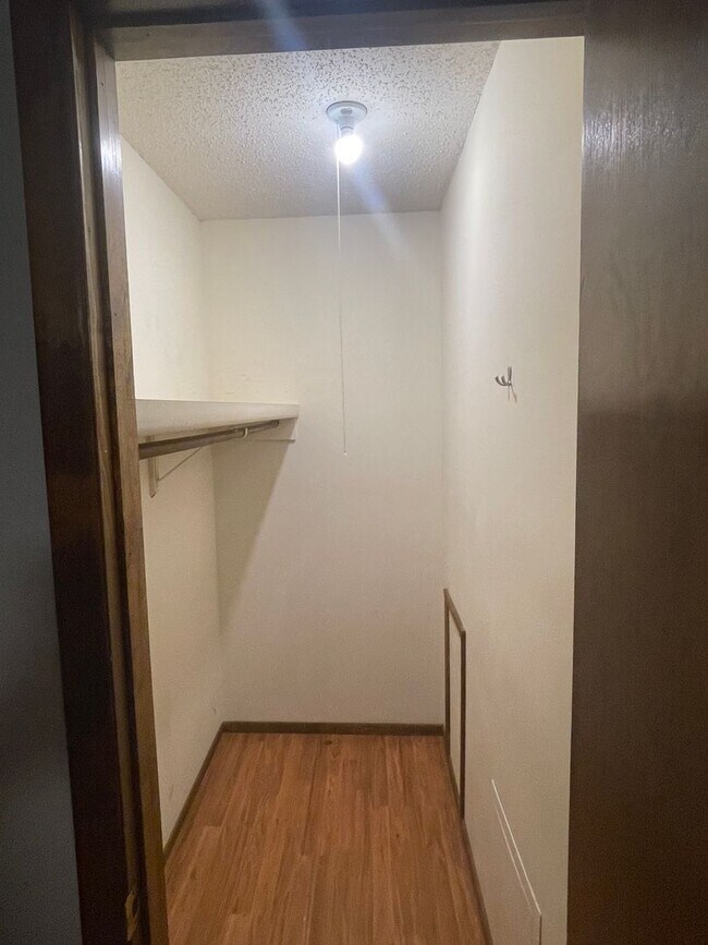 Building Photo - Available 7/25! If you are looking for a l...