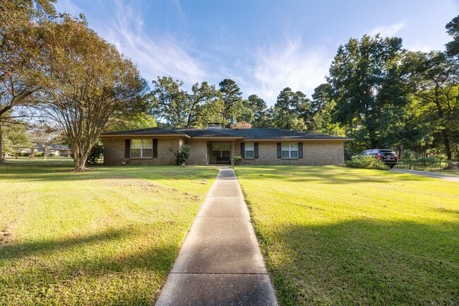 Building Photo - 10 Summit Cir