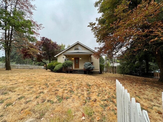 Building Photo - Outdoor Oasis: Charming 3 Bed 2 Bath House!