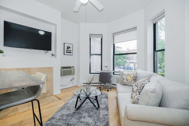 Building Photo - 2544 N Burling St