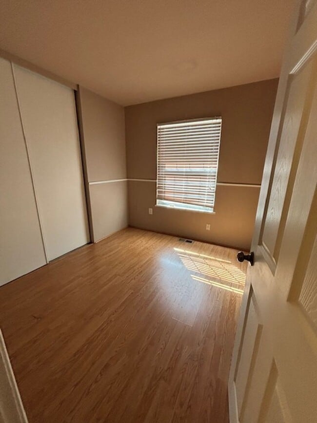 Building Photo - STUNNING 3 BEDROOM HOME IN NOVI !!