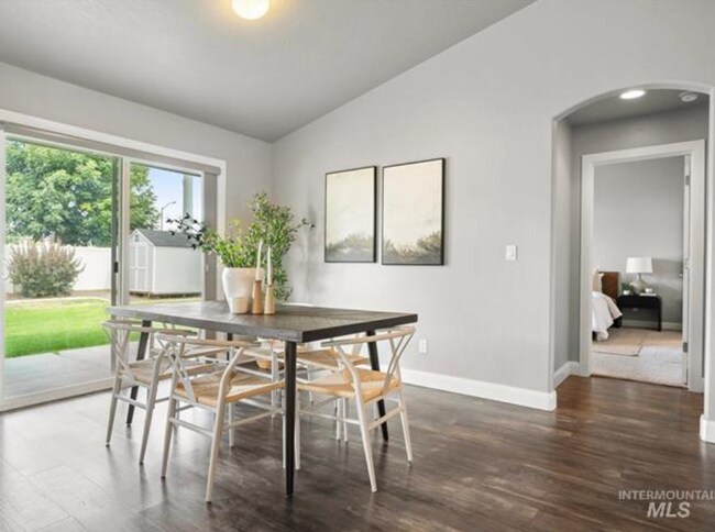 Building Photo - Beautiful North Meridian Home with Upgrade...