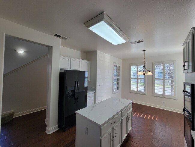 Building Photo - 3 bedroom 2.5 bathroom in desirable NW Visalia Bella Sera gated community!