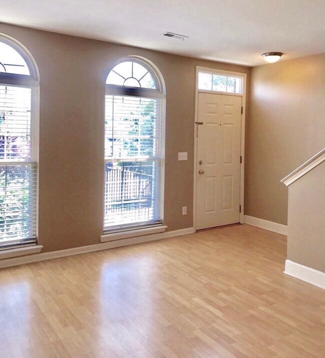 Building Photo - 3035 Camden Dr