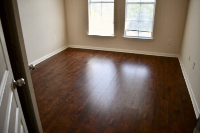 Building Photo - Gardens of Bridgehampton - 3 Bed - 3 Bath - Hardwood Laminate Floors