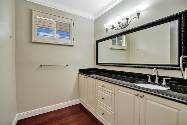 Building Photo - 2527 Lakes Dr
