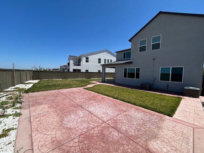 Building Photo - Spacious 4 Bed 2.5 Bath Home in Ellis with Solar!