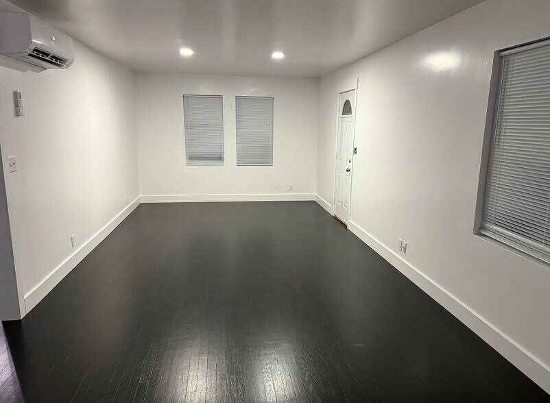 Building Photo - 207 E Monroe St