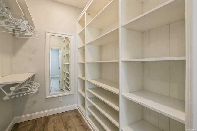 Building Photo - 534 Bellmore Rd