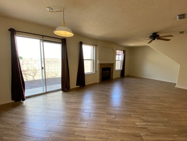 Building Photo - 3 bed 2.5 bath