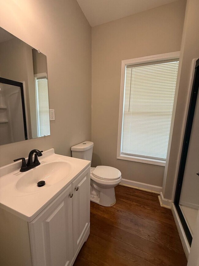 Building Photo - Adorable Home Available