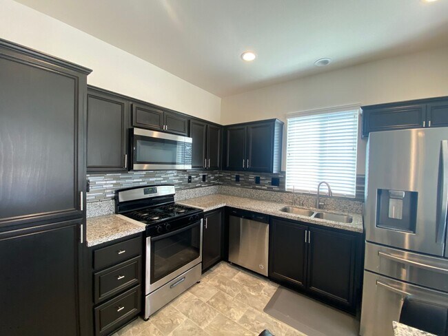 Building Photo - Rosamond 4 bedroom