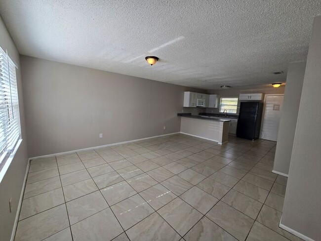 Building Photo - Cozy 2 bedroom/1 bath Duplex