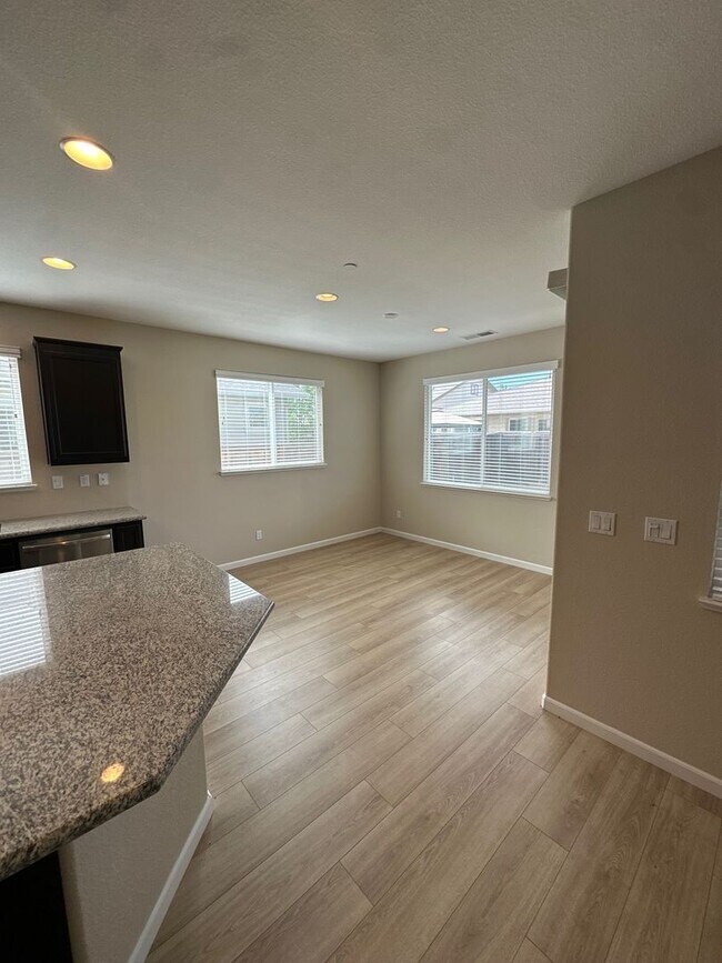 Building Photo - Spacious 4 Bed / 3 Bath Home with Large Covered Patio in Chico