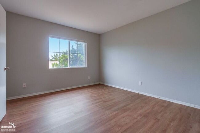 Building Photo - Beautifully 5Bdm 3.5Ba Home in Prime Location