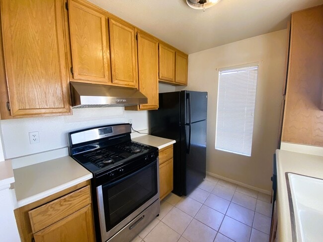 Building Photo - Lovely dual master condo in a gated community with a large patio! Easy access to the strip, Great...