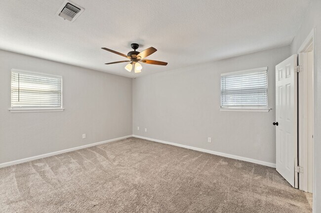 Building Photo - 8009 Northbrook Dr