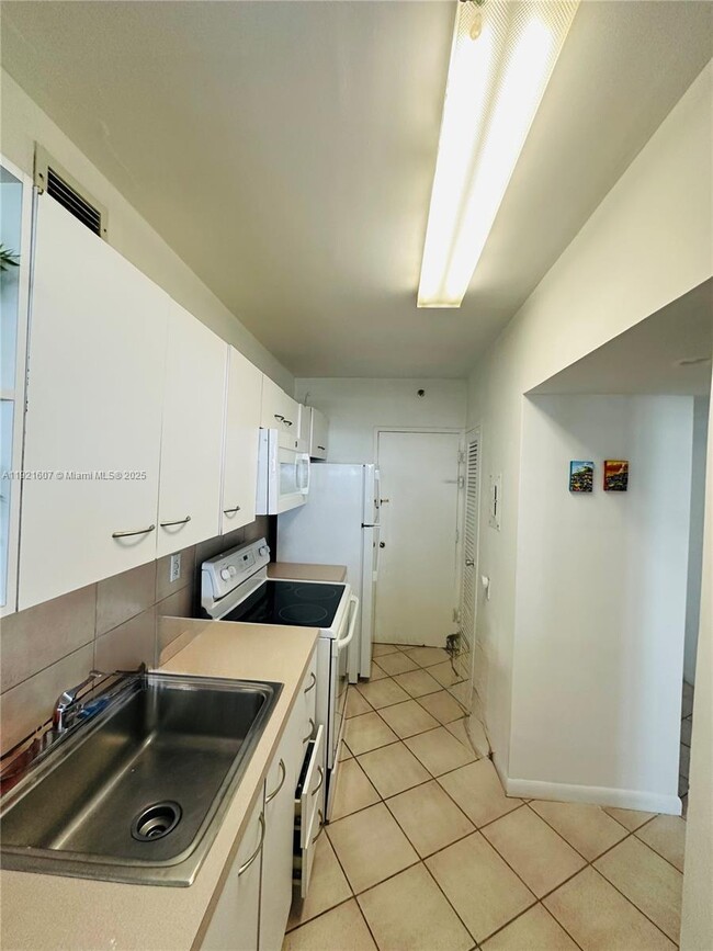 Building Photo - 100 Lincoln Rd