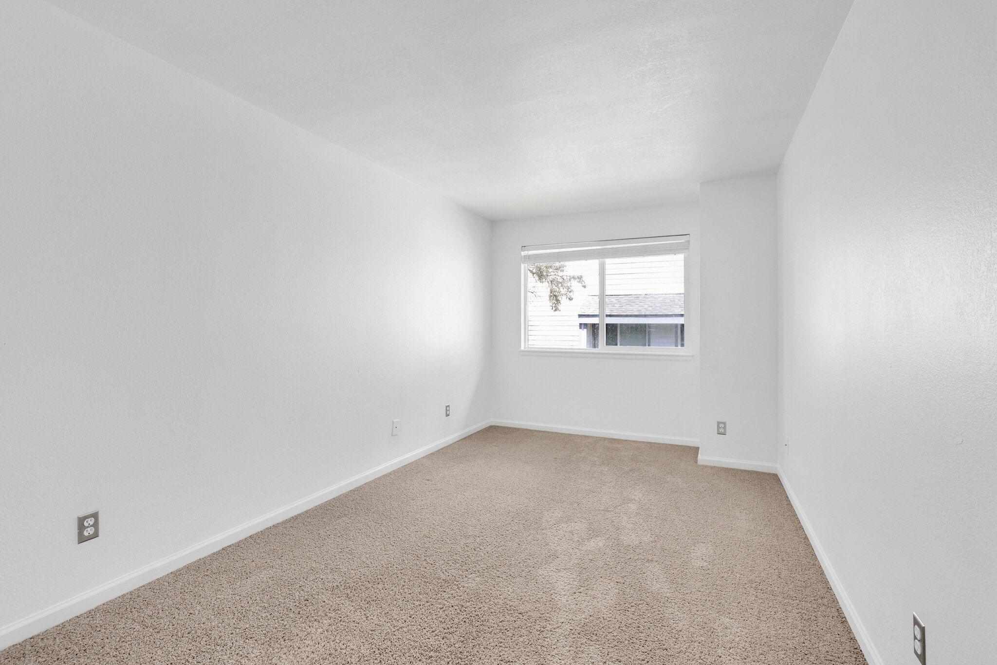 Building Photo - 13087 W Cedar Dr