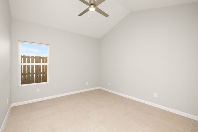 Building Photo - 800 Oriole Rd