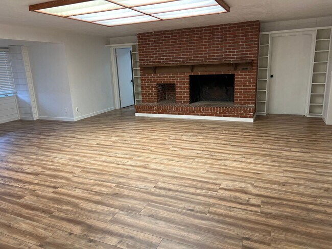 Building Photo - 4 Bedroom 2 bath home near lake Tenkiller with office