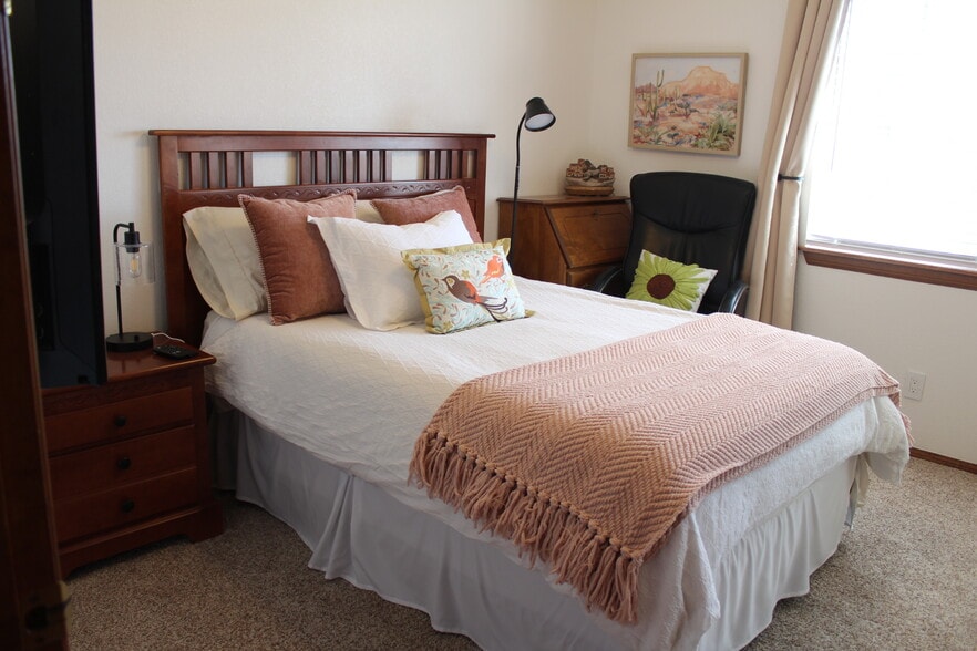 Full Bedroom - 16362 Kamana Rd