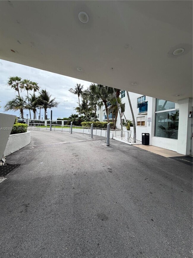 Building Photo - 7501 E Treasure Dr