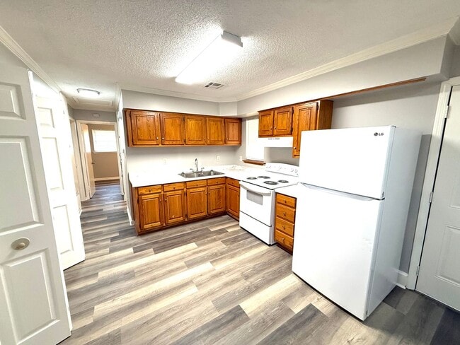Building Photo - ** 3 bed 1 bath located in Chisolm ** Call...