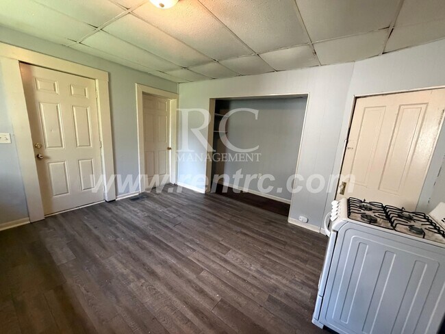 Building Photo - 17.5 Indiana-