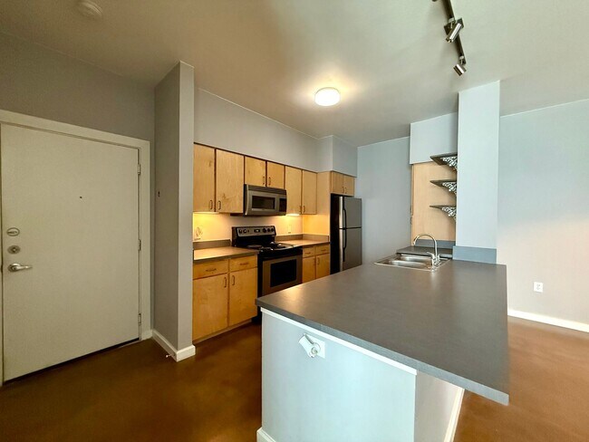 Building Photo - 1/1 with a garage!  Available for immediat...