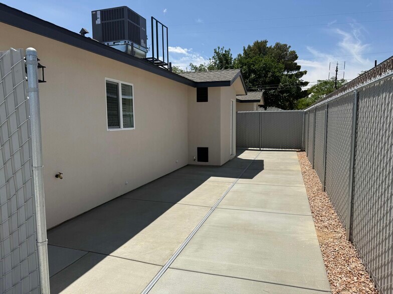 Building Photo - 1133 W Mariposa Ave