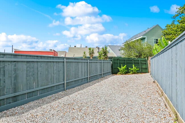 Building Photo - 621 Kerlerec St