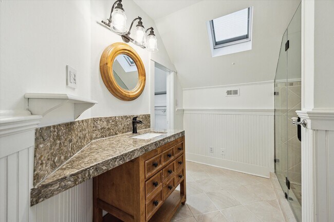 Building Photo - 208 E 12th St