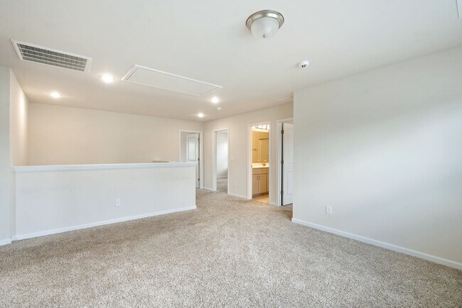 Building Photo - Convenient, Spacious and Move-in Ready 5 Bed/3 Bath Home in Mebane