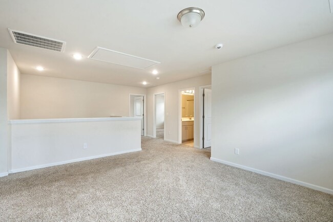 Building Photo - Nearly New, Spacious 5 Bed/3 Bath Home in ...