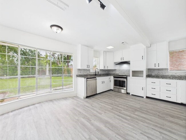 Building Photo - 5814 Fontenelle Dr