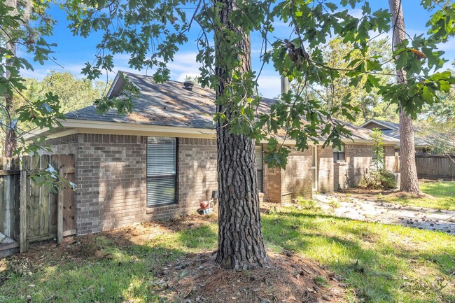 Building Photo - 3 bed 2 bath fenced yard