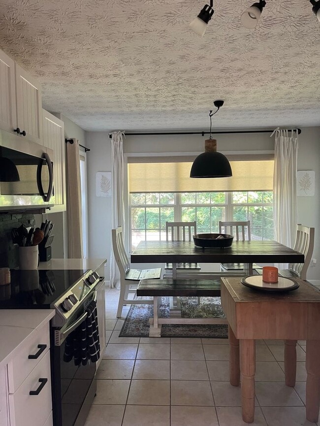 Building Photo - Single Family Home Close to AHS!