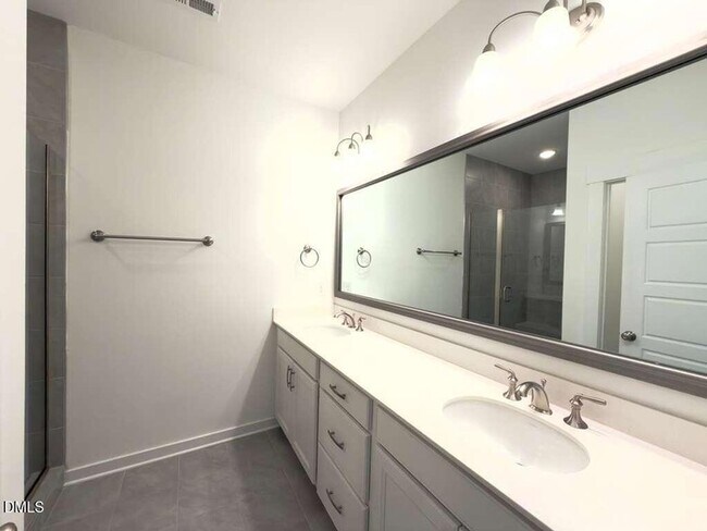 Building Photo - 1802 Stroup St