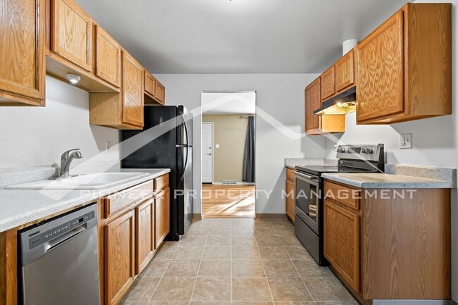 Building Photo - Spacious Home with Washer/Dryer and Fenced Yard