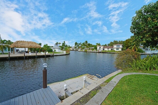 Building Photo - 1001 SE 5th Ave