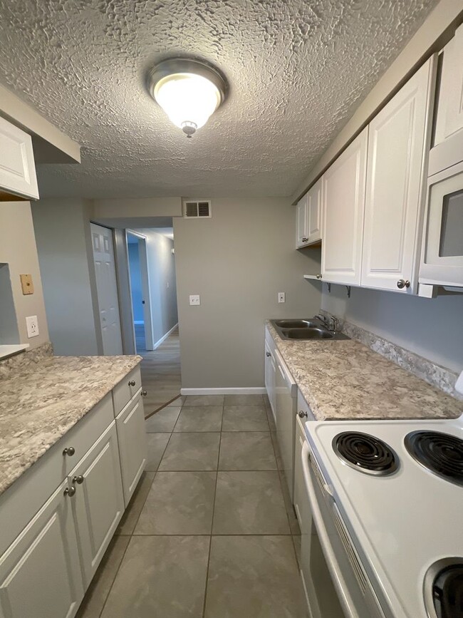 Building Photo - Main floor 2 bed 1 bath updated condo in C...