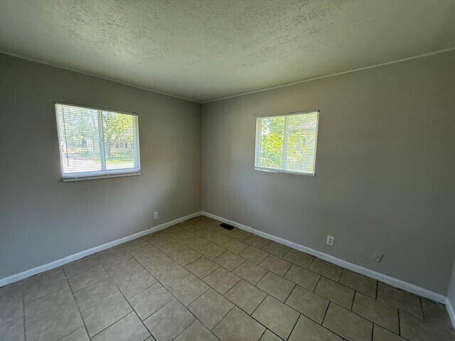 Building Photo - 3156 Eagledale Dr
