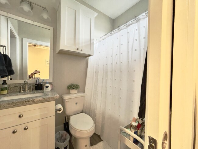 Building Photo - 308 Poplar St