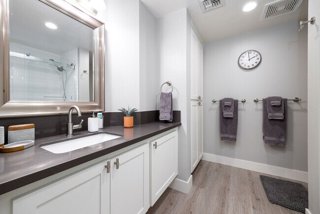 Building Photo - 2419 Fifth Ave